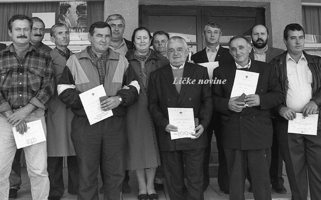 Grupa darivatelja krvi na ulazu u Dom kulture u Gospiću krajem 1994./Foto arhiva Marka Čuljata                                                                                                                                                            